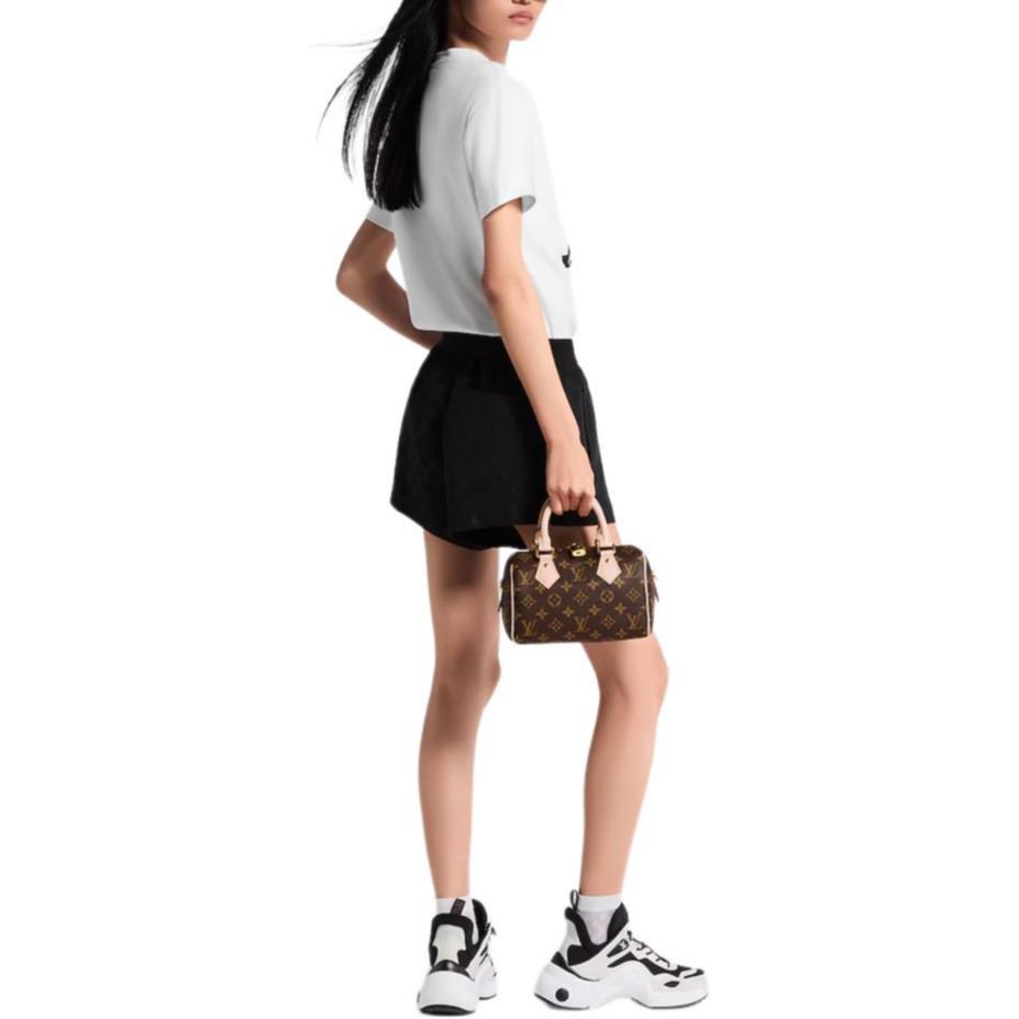 Kaos oblong berkerah bulat dengan detail resleting khas LOUIS VUITTON untuk pria dan wanita.