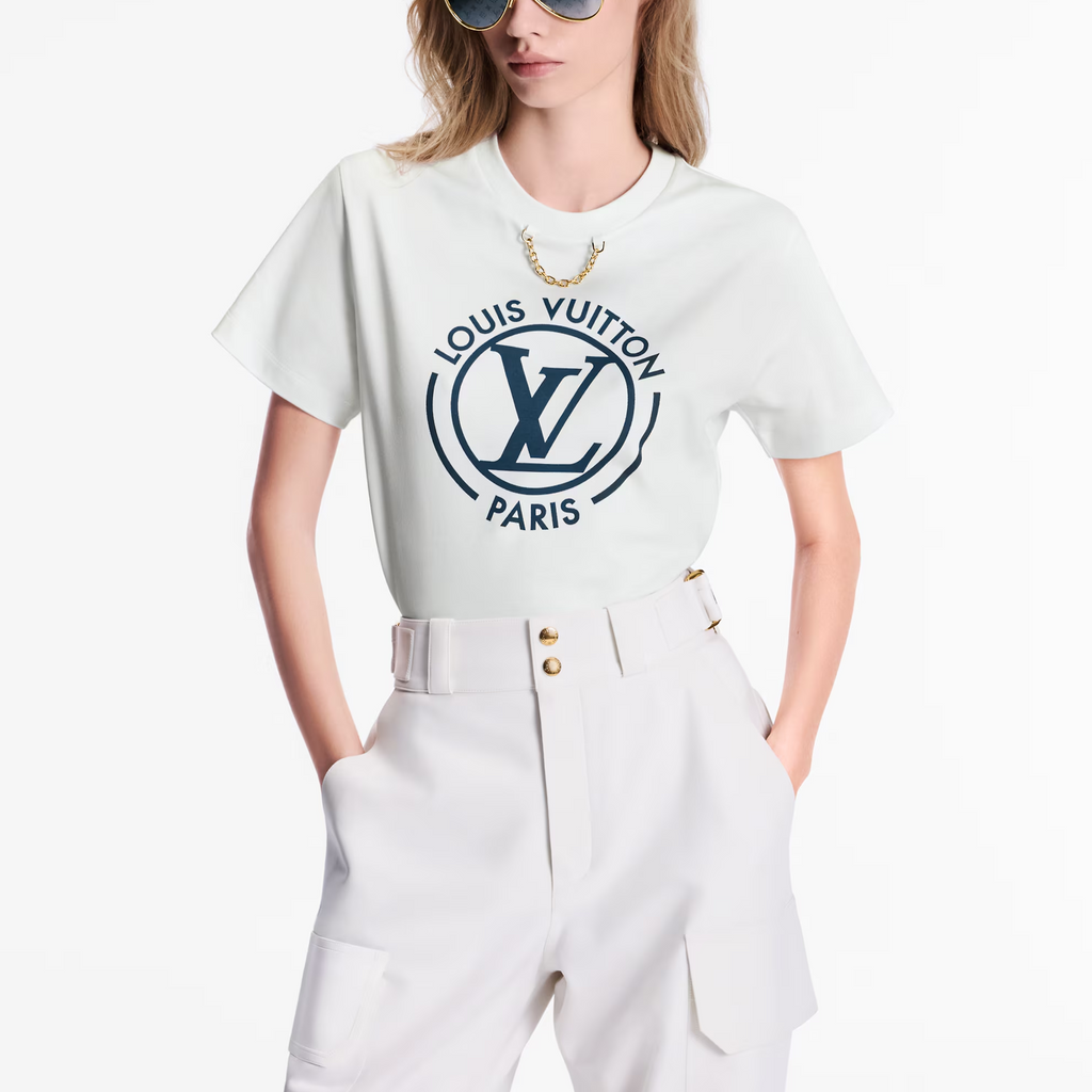 Kaos LOUIS VUITTON By the Pool, lengan pendek, kerah bulat dengan hiasan rantai huruf, unisex, putih.