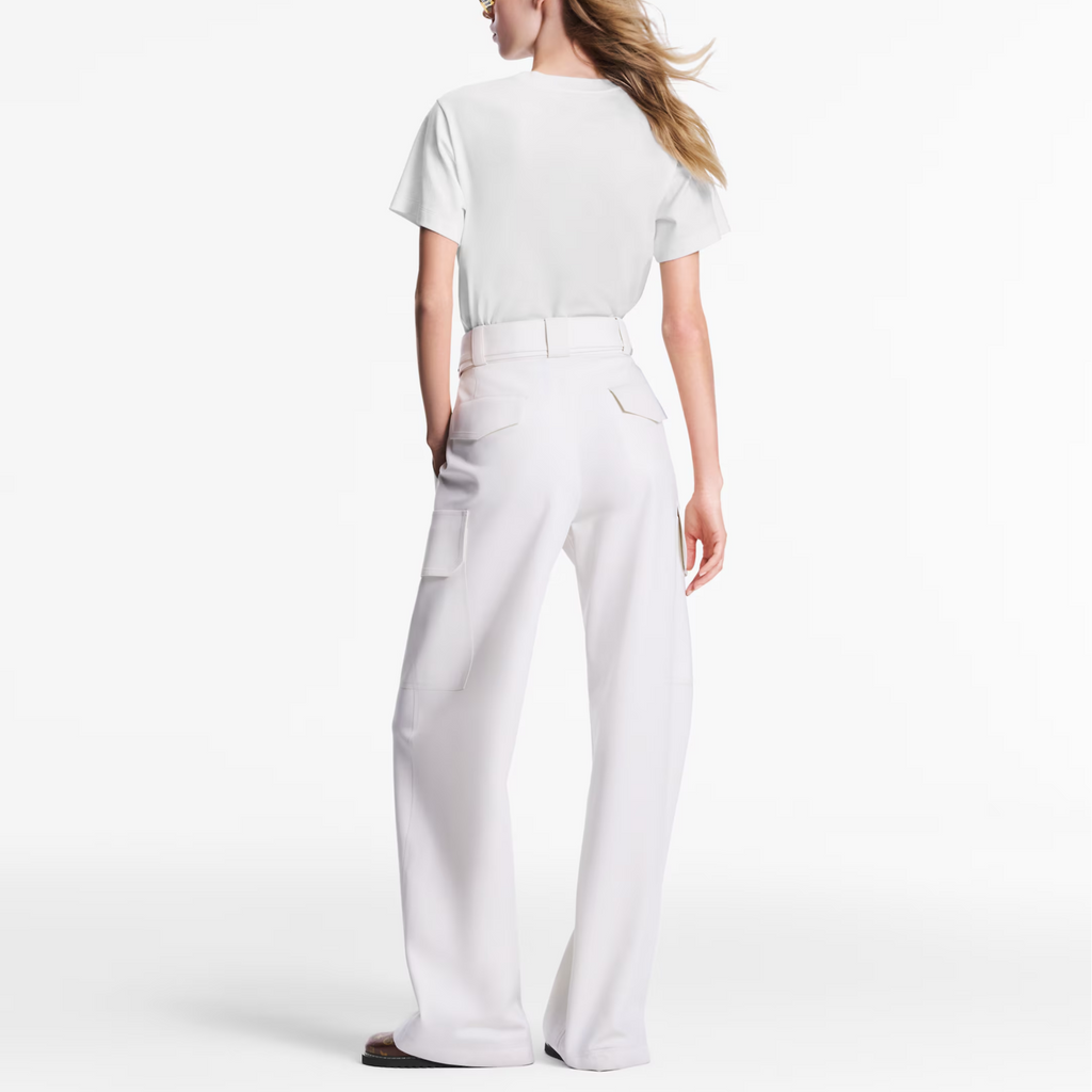 Kaos LOUIS VUITTON By the Pool, lengan pendek, kerah bulat dengan hiasan rantai huruf, unisex, putih.