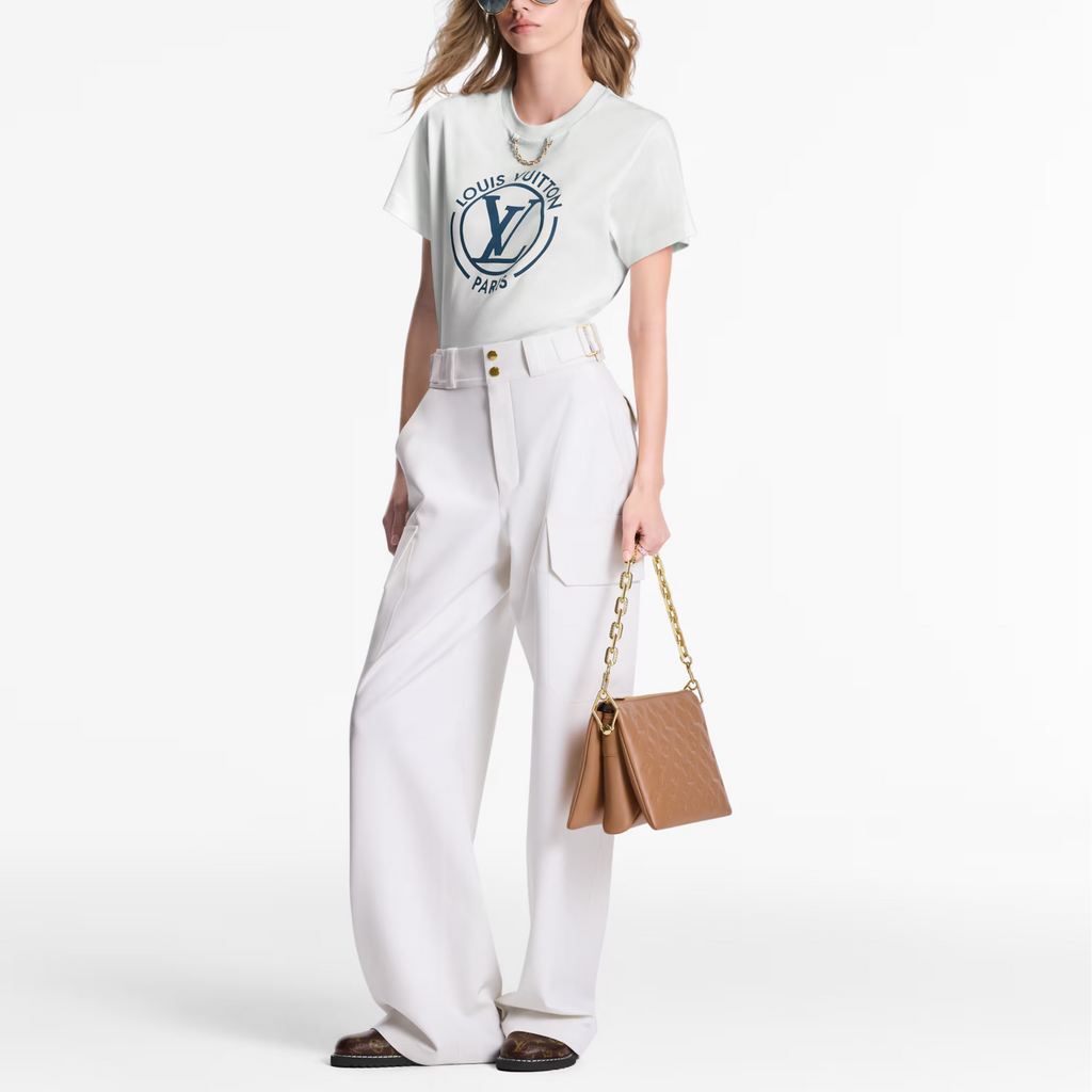 Kaos LOUIS VUITTON By the Pool, lengan pendek, kerah bulat dengan hiasan rantai huruf, unisex, putih.