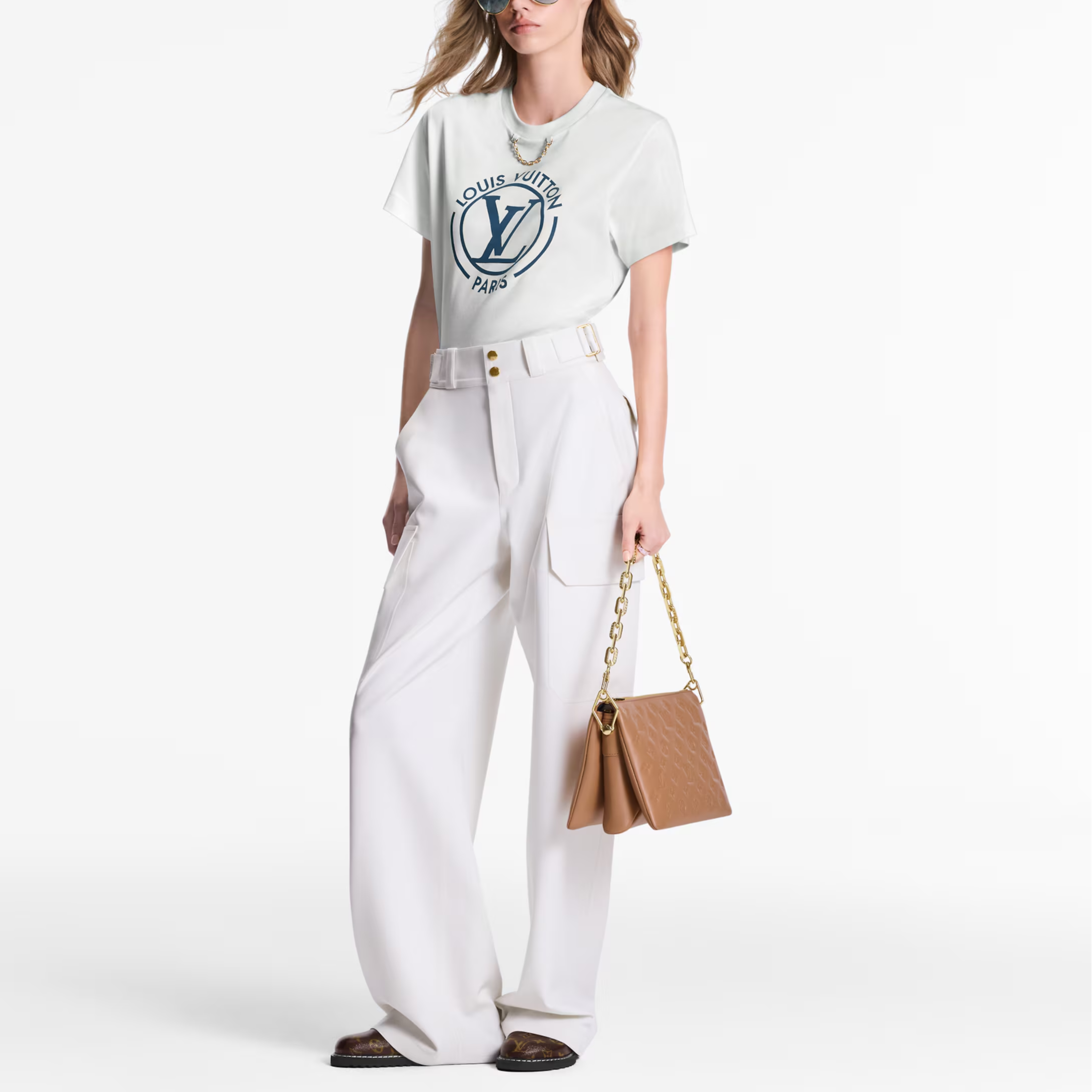 Kaos LOUIS VUITTON By the Pool, lengan pendek, kerah bulat dengan hiasan rantai huruf, unisex, putih.