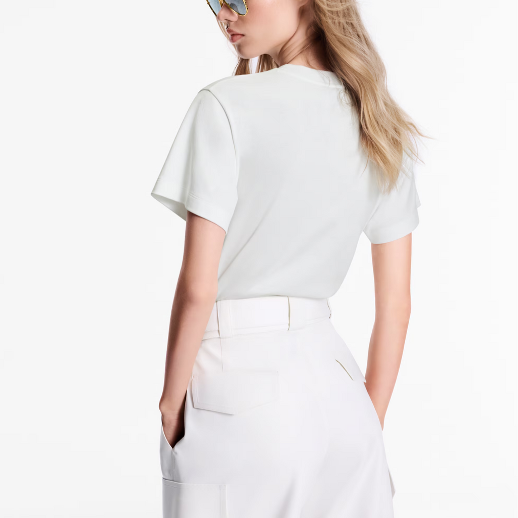 Kaos LOUIS VUITTON By the Pool, lengan pendek, kerah bulat dengan hiasan rantai huruf, unisex, putih.