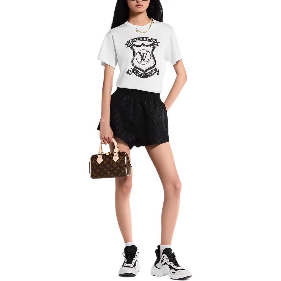 Kaos oblong berkerah bulat dengan detail resleting khas LOUIS VUITTON untuk pria dan wanita.