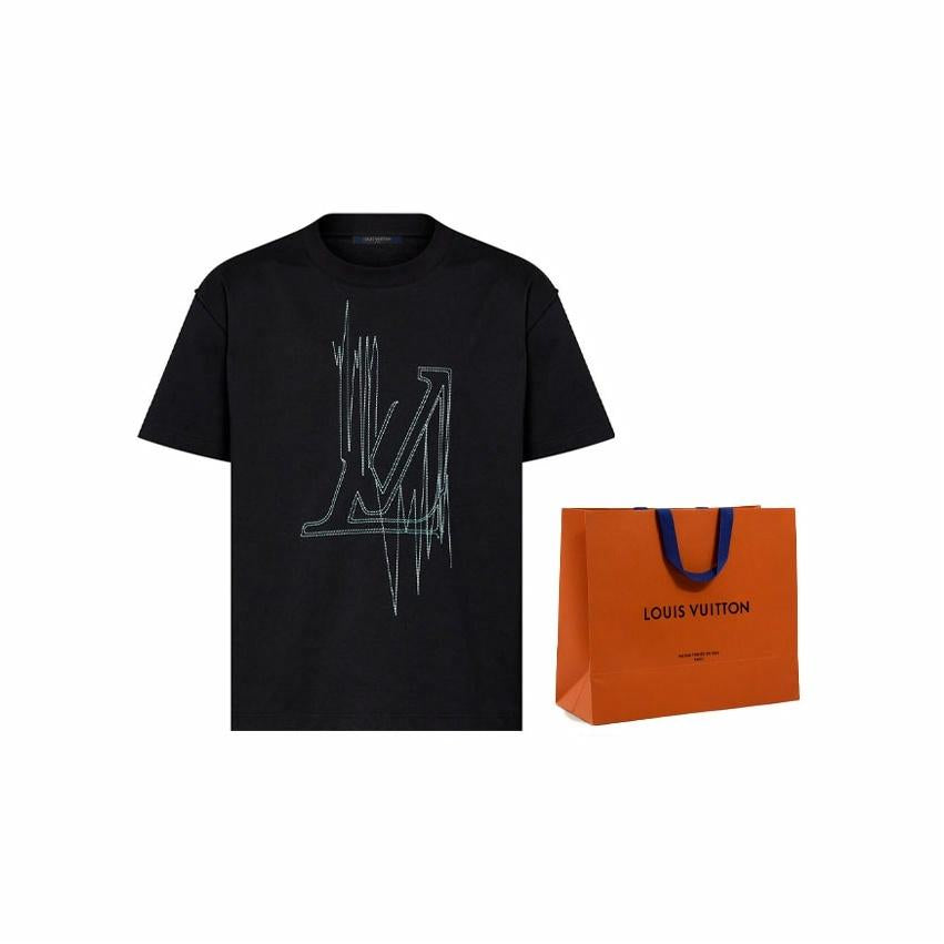 Kaos oblong lengan pendek berkerah bulat dengan motif grafis LOUIS VUITTON, unisex, warna hitam.